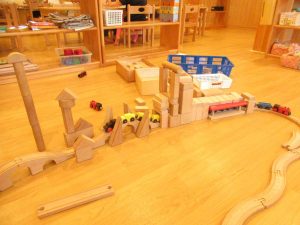 電車の玩具遊び 東京都23区の認可保育園 にじのいるか保育園